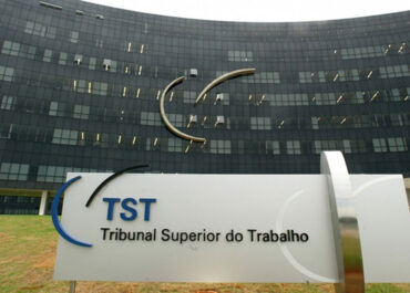 TST fixa tese vinculante para gratuidade de justiça a partir de simples declaração de hipossuficiência